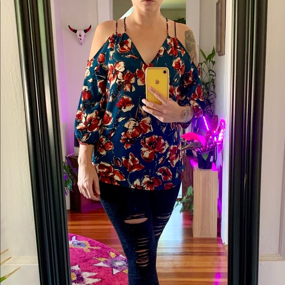 Floral strappy open shoulder shirt - Picture 3 of 10